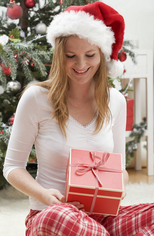 西方人,一个人,坐,笑,盘腿,微笑,露齿笑,竖图,室内,白天,正面,植物,礼盒,礼物,帽子,欧洲,圣诞节,欧洲人,仅一个年轻女性,仅一个女性,仅一个人,握,服装,节日,庆祝,装饰,挂饰,纸盒,圣诞树,圣诞球,拿,拿着,注视,休闲装,文化,盒子,球,树,树木,衣服,红色,绿色,自然,包装盒,礼品盒,观察,看,庆典,休闲,球体,休闲服,圣诞帽,握着,服饰,礼品,生长,成长,观看,纪念,华丽,修饰,点缀,察看,关注,衬托,美观,雅致,雅观,棉帽,年轻女性,女人,女性,白种人,盘腿而坐,盘膝,盘着腿的,盘着腿坐,双腿交叉,坐着,半身,彩图