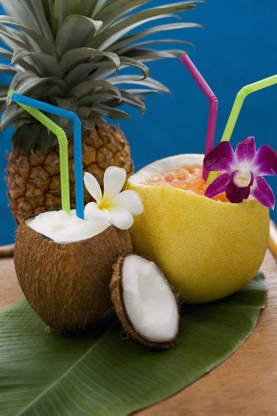 果汁,无人,竖图,俯视,室内,特写,白天,植物,餐桌,桌子,菠萝,椰子,水果,叶子,阴影,新鲜,盛开,反射,纹理,影子,塑料,生食,食品,果实,绿叶,饮品,花蕾,葡萄柚,赤素馨花,花,花瓣,花朵,鲜花,食物,饮料,绿色,塑料制品,吸管,花苞,花蕊,西柚,嫩叶,有机食品,绿色食品,餐台,空心,高雅,可口,缅栀子,肌理,饮管,蛋黄花,鸡蛋花,缅栀花,朱栾,大椰,胥余,椰瓢,越王头,淡泊,花中君子,适口,大季花,印度素馨,兰花,叶,叶片,叶脉,凤梨,彩图,高角度拍摄,圆柱状