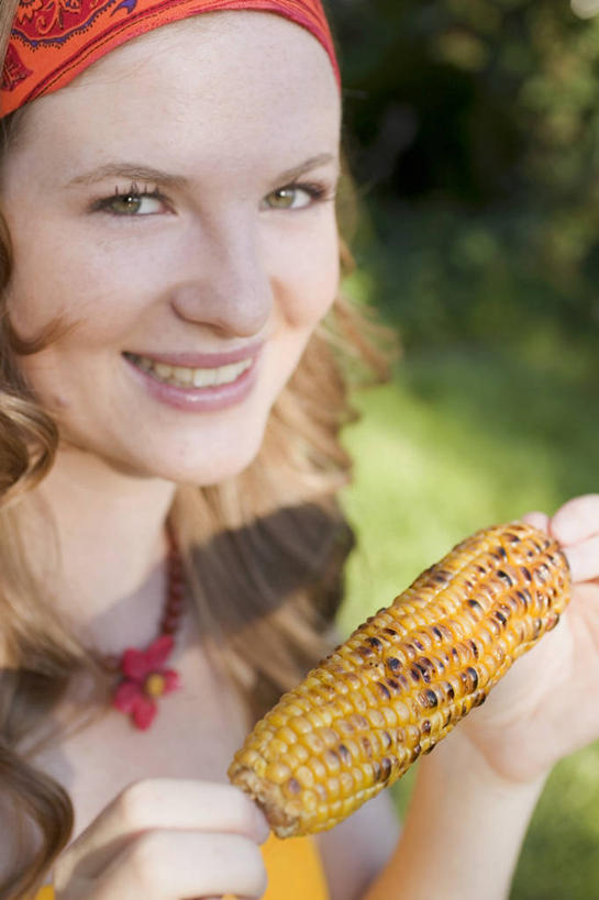 西方人,脸,头,脸颊,手,一个人,笑,微笑,露齿笑,竖图,室外,特写,白天,正面,烧烤,玉米,草地,草坪,植物,蔬菜,欧洲,欧洲人,双手,仅一个年轻女性,仅一个女性,仅一个人,一根,握,阴影,服装,朦胧,模糊,新鲜,光线,棒子,影子,玉蜀黍,食品,拿,拿着,注视,休闲装,草,树,树木,食物,衣服,黄色,绿色,阳光,自然,观察,看,休闲,手部,休闲服,握着,服饰,有机食品,绿色食品,生长,成长,观看,苞米,察看,关注,苞芦,苞谷,包谷,大蜀黍,番麦,薏米包,玉高粱,玉麦,珍珠米,年轻女性,女人,女性,白种人,头部,脸部,脸蛋,面部,半身,彩图