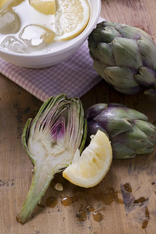 无人,竖图,俯视,室内,特写,白天,餐桌,桌子,柠檬,水果,切开,阴影,新鲜,反射,影子,陶瓷,朝鲜蓟,生食,食品,果实,陶瓷制品,食物,一个,黄色,绿色,紫色,容器,碗,切,洋蓟,有机食品,绿色食品,单个,餐台,储藏,储存,剖面,切面,益母果,柠果,彩图,高角度拍摄,贮存,菜蓟,法国百合,球洋蓟,蔬菜之皇,洋百合