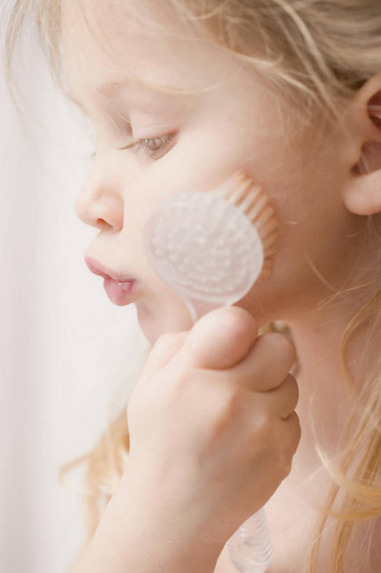 西方人,儿童,脸,头,脸颊,手,一个人,竖图,室内,特写,白天,侧面,纯洁,欧洲,欧洲人,仅一个女性,仅一个人,握,朦胧,模糊,拿,拿着,注视,一个,小孩,刷子,观察,看,仅一个小孩,手部,可爱,童年,童趣,握着,单个,观看,单手,察看,沐浴刷,关注,清洁用具,童真,烂漫,无邪,洗浴用具,天真,女孩,女人,女性,白种人,孩子,头部,脸部,脸蛋,面部,半身,彩图,女生