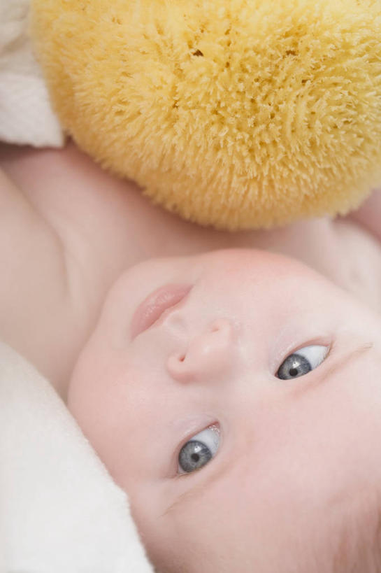 西方人,婴儿,儿童,一个人,躺,竖图,俯视,室内,白天,化妆,美容,纯洁,欧洲,欧洲人,仅一个人,护肤,海绵,注视,裸露,小孩,观察,看,清洁,保养,享受,休闲,放松,可爱,保健,活泼,观看,察看,关注,宝宝,裸,纯真,烂漫,无邪,养颜,洗脸海绵,洗脸扑,洗脸绵,卧着,伶俐,天真,白种人,孩子,躺着,卧,半身,彩图,高角度拍摄