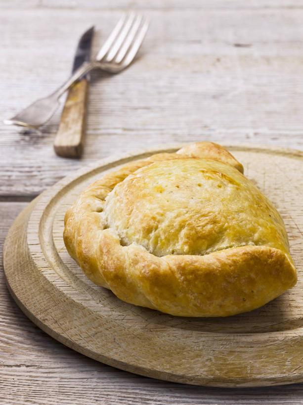 奶酪,无人,竖图,俯视,室内,特写,白天,餐桌,桌子,餐具,一块,阴影,反射,木制,叉子,刀叉,刀子,影子,肉,干酪,牛肉,起司,案板,芝士,营养,肉类,砧板,两个,木制品,乳酪,餐台,乳制品,餐刀,发酵,肉食,餐叉,进餐用具,彩图,高角度拍摄