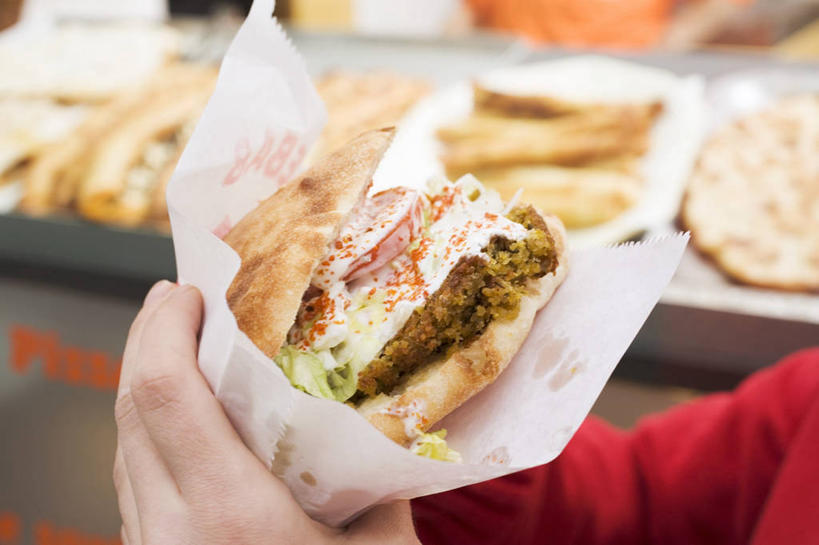 点心,面包,西方人,手,一个人,横图,俯视,室内,特写,白天,烹饪,西餐,蔬菜,欧洲,欧洲人,仅一个女性,仅一个人,握,服装,朦胧,模糊,新鲜,肉,三明治,料理,食品,面点,烤肉,拿,拿着,休闲装,菜肴,美食,肉类,食物,糕点,衣服,红色,快餐,仅一个中年女性,休闲,手部,休闲服,西式,握着,服饰,佳肴,有机食品,绿色食品,单手,肉食,西式快餐,三文治,女人,女性,中年女性,白种人,半身,彩图,高角度拍摄