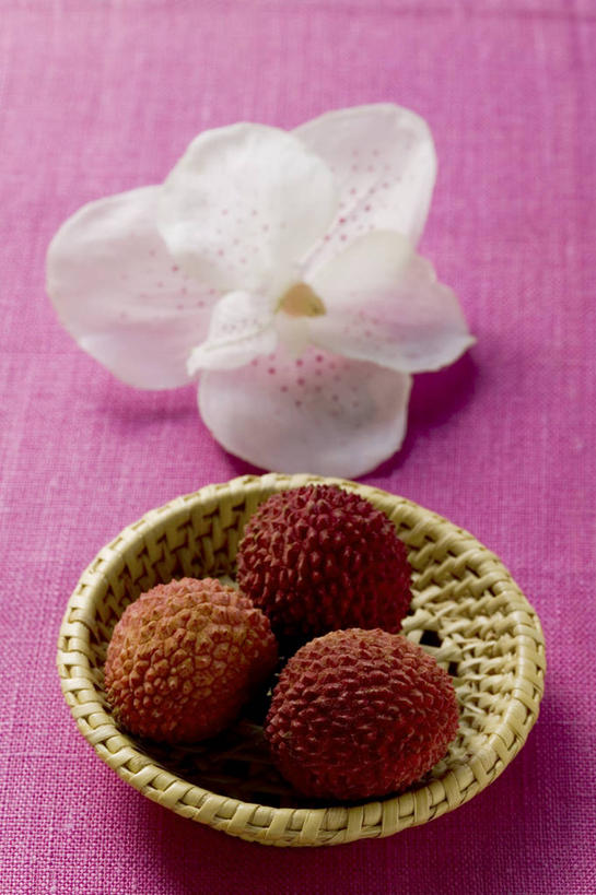 无人,交叉,竖图,俯视,室内,特写,白天,餐桌,桌子,竹子,荔枝,水果,阴影,粉色背景,竹制,新鲜,盛开,编织,反射,篮子,影子,生食,食品,果实,花蕾,三颗,花,花瓣,花朵,鲜花,食物,一朵,一个,粉色,红色,竹篮,花苞,花蕊,摄影,有机食品,绿色食品,影棚,单个,餐台,竹条,交织,高雅,竹制品,淡泊,花中君子,穿插,兰花,离枝,彩图,高角度拍摄,影棚拍摄,拍摄