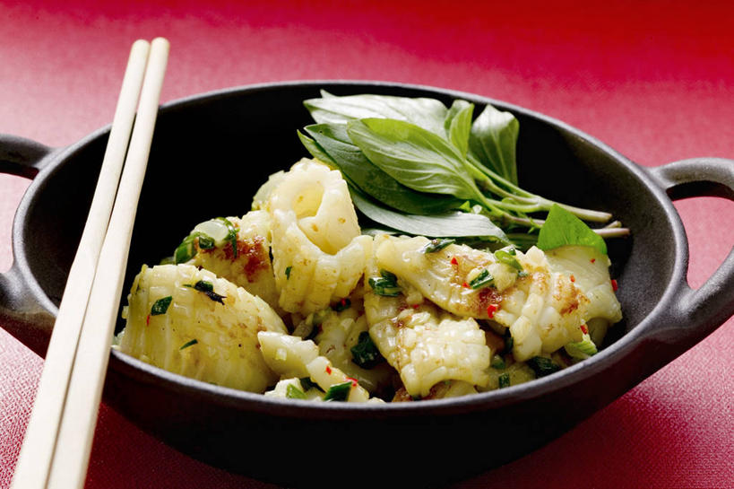 海鲜,无人,横图,俯视,室内,特写,白天,烹饪,植物,餐桌,筷子,桌子,鱿鱼,辣椒,蔬菜,餐具,厨具,叶子,金属制品,一双,阴影,红色背景,新鲜,反射,金属,锅子,影子,香料,食品,绿叶,草药,文化,传统,锅,水产,中药,海洋生物,食物,一个,香草,嫩叶,摄影,有机食品,绿色食品,影棚,单个,餐台,锅具,礼节,罗勒,水生动物,海产品,紫苏,药材,中草药,礼仪,水生物,海底动物,烹饪用具,辣角,红海椒,大椒,辣虎,广椒,九层塔,圣约瑟夫草,甜罗勒,兰香,中药材,本草,叶,叶片,进餐用具,烹调用具,柔鱼,枪乌贼,辣子,红辣椒,海椒,番椒,烹调,彩图,高角度拍摄,影棚拍摄,拍摄