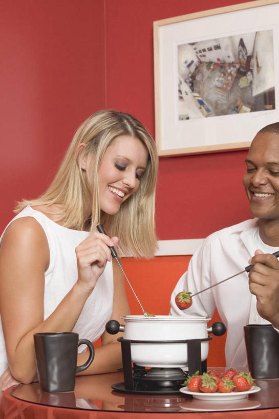 西方人,两个人,坐,笑,微笑,露齿笑,竖图,室内,白天,正面,爱情,餐桌,桌子,草莓,浆果,杯子,水果,欧洲,非洲,黑人,欧洲人,握,阴影,服装,新鲜,融化,反射,影子,陶瓷,墙,生食,食品,糖,糖果,甜点,甜品,果实,陶瓷制品,浪漫,拿,拿着,注视,休闲装,火锅,墙壁,墙面,食物,衣服,红色,马克杯,水杯,甜食,巧克力,观察,看,休闲,温暖,温馨,休闲服,恩爱,握着,恋人,服饰,有机食品,绿色食品,餐台,观看,朱古力,和睦,察看,关注,熔化,暖锅,溶化,熔解,消溶,男人,男性,年轻男性,年轻女性,女人,女性,白种人,非洲人,情侣,洋莓,水果皇后,红莓,地莓,坐着,半身,彩图,巧克力火锅,伴侣,融洽