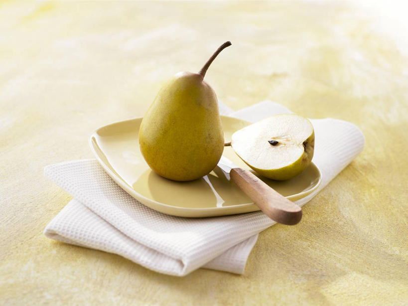 无人,横图,俯视,室内,特写,白天,餐桌,桌子,梨,餐具,水果,金属制品,一把,切开,阴影,新鲜,反射,金属,碟子,工具,盘,影子,生食,食品,果实,刀具,食物,两个,一个,盘子,餐巾,碟,刀,切,香梨,摄影,有机食品,绿色食品,影棚,单个,餐台,水果刀,剖面,切面,保洁方巾,口布,生梨,彩图,高角度拍摄,影棚拍摄,拍摄