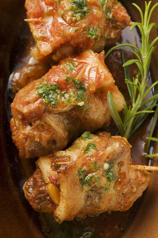 无人,竖图,俯视,室内,特写,白天,餐桌,桌子,餐具,叶子,阴影,装饰,反射,碟子,盘,影子,调料,酱料,酱汁,茄汁,肉,佐料,绿叶,调味品,调味料,番茄酱,猪肉,酱,肉类,一个,盘子,碟,嫩叶,单个,餐台,华丽,修饰,点缀,迷迭香,配菜,五花肉,肉食,豚肉,海洋之露,衬托,美观,雅致,雅观,肋条肉,三层肉,叶,叶片,彩图,高角度拍摄