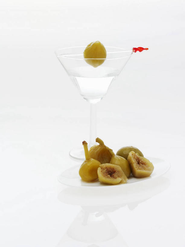 无人,竖图,俯视,室内,特写,白天,白色背景,餐桌,桌子,杯子,餐具,水果,切开,阴影,新鲜,反射,碟子,高脚杯,盘,影子,生食,食品,果实,伏特加,酒类,一杯,玻璃制品,酒,食物,两个,盘子,酒杯,碟,切,摄影,有机食品,绿色食品,影棚,餐台,剖面,切面,蒸馏酒,鸡尾酒杯,玻璃杯,彩图,高角度拍摄,影棚拍摄,拍摄