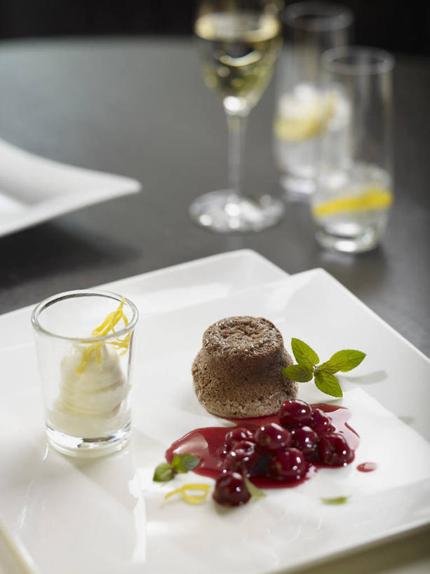 红酒,牛奶,葡萄酒,无人,竖图,俯视,室内,特写,白天,餐桌,桌子,樱桃,杯子,餐具,水果,许多,阴影,朦胧,模糊,新鲜,反射,碟子,高脚杯,盘,影子,生食,食品,冰激凌,果实,红酒杯,白葡萄酒,酒类,饮品,很多,一杯,清凉,营养,酸奶,玻璃制品,酒,食物,饮料,盘子,酒杯,碟,冷饮,舒服,冰淇淋,有机食品,绿色食品,餐台,解暑,乳制品,葡萄酒杯,奶,解渴,雪糕,发酵,舒爽,冰糕,消暑,优格,优酪乳,玻璃杯,樱珠,莺桃,英桃,楔桃,牛桃,荆桃,彩图,高角度拍摄