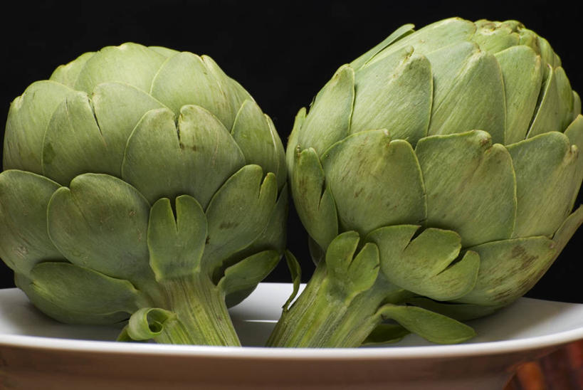 无人,横图,俯视,室内,特写,白天,餐桌,桌子,蔬菜,餐具,阴影,黑色背景,新鲜,反射,碟子,盘,影子,朝鲜蓟,食品,食物,两个,一个,绿色,盘子,碟,洋蓟,摄影,有机食品,绿色食品,影棚,单个,餐台,彩图,高角度拍摄,影棚拍摄,拍摄,菜蓟,法国百合,球洋蓟,蔬菜之皇,洋百合