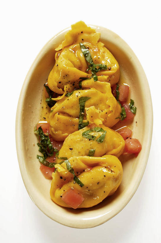 面食,无人,竖图,俯视,室内,特写,白天,白色背景,烹饪,西餐,植物,餐桌,桌子,蔬菜,西红柿,叶子,阴影,新鲜,反射,影子,陶瓷,香料,料理,食品,饺子,面点,绿叶,草药,陶瓷制品,小吃,菜肴,美食,中药,食物,一个,容器,碗,香草,嫩叶,西式,摄影,佳肴,有机食品,绿色食品,影棚,单个,餐台,储藏,罗勒,储存,紫苏,药材,中草药,意大利饺子,九层塔,圣约瑟夫草,甜罗勒,兰香,中药材,本草,叶,叶片,番茄,彩图,高角度拍摄,影棚拍摄,拍摄,贮存