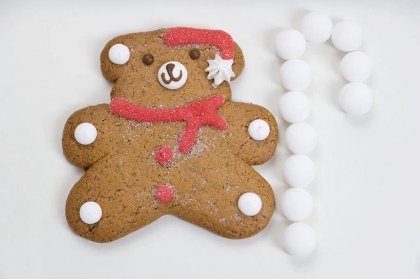 点心,无人,横图,俯视,室内,特写,白天,白色背景,游戏,餐桌,桌子,熊,玩具,圣诞节,一块,阴影,节日,庆祝,反射,玩偶,影子,食品,甜点,泰迪熊,玩,文化,娱乐,食物,糕点,玩具熊,饼干,甜食,零食,庆典,休闲,益智,摄影,毛绒玩具,影棚,餐台,纪念,安慰,发泄,消遣,姜饼,宣泄,罗斯福熊,德式姜饼,玩耍,嬉戏,彩图,高角度拍摄,影棚拍摄,拍摄