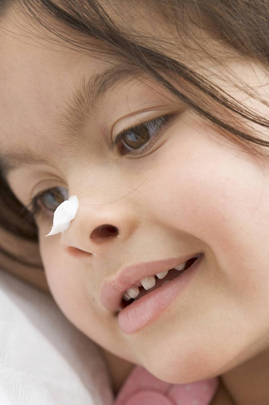 西方人,儿童,脸,头,脸颊,一个人,笑,微笑,露齿笑,竖图,室内,特写,白天,正面,纯洁,欧洲,欧洲人,仅一个女性,仅一个人,服装,注视,休闲装,小孩,衣服,观察,看,靠,靠着,倚靠,仅一个小孩,休闲,休闲服,可爱,童年,童趣,服饰,观看,察看,倚着,关注,童真,烂漫,无邪,天真,女孩,女人,女性,白种人,孩子,头部,脸部,脸蛋,面部,半身,彩图,女生