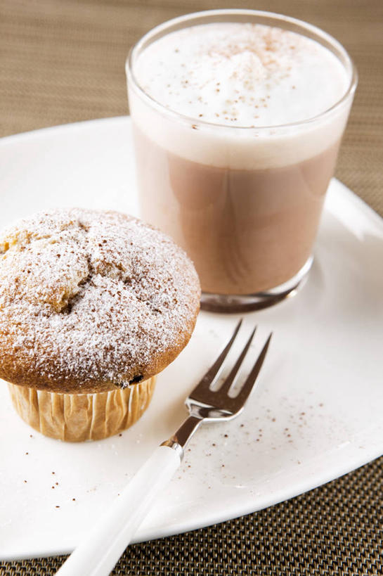 点心,无人,竖图,俯视,室内,特写,白天,下午茶,餐桌,桌子,杯子,餐具,阴影,反射,叉子,碟子,粉末,盘,影子,调料,食品,糖,调味品,一杯,调味料,松饼,玻璃制品,食物,糕点,三个,一个,盘子,水杯,碟,粉,热巧克力,单个,餐台,纸托,糖粉,餐叉,热可可,美禄,热朱古力,粉状,粉剂,玛芬蛋糕,蛋糕托,蛋糕托纸,蛋糕纸托,玻璃杯,进餐用具,彩图,高角度拍摄,糖类