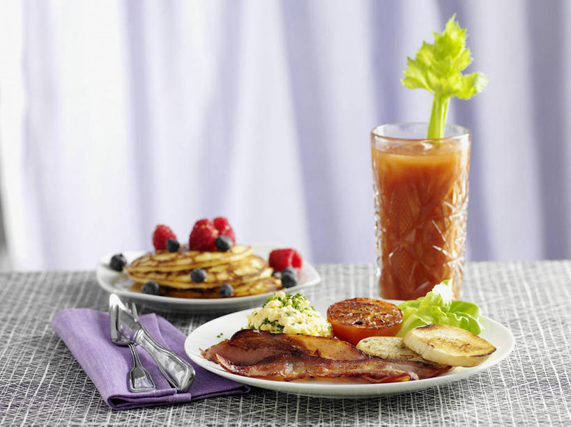 帆船,无人,横图,俯视,室内,特写,白天,餐桌,桌子,船,草莓,浆果,蔬菜,西红柿,杯子,餐具,水果,许多,阴影,新鲜,反射,叉子,刀叉,刀子,碟子,盘,影子,肉,生食,食品,果实,酒类,饮品,很多,一杯,文化,蔬菜汁,蔬果,培根,猪肉,肉类,玻璃制品,酒,食物,饮料,盘子,餐巾,水杯,碟,交通工具,鸡尾酒,番茄汁,调酒,有机食品,绿色食品,餐台,创造,可口,载具,餐刀,想象,肉食,餐叉,豚肉,血腥玛丽,血腥玛丽鸡尾酒,适口,保洁方巾,口布,玻璃杯,进餐用具,洋莓,水果皇后,红莓,地莓,番茄,彩图,高角度拍摄,烟肉,腌熏