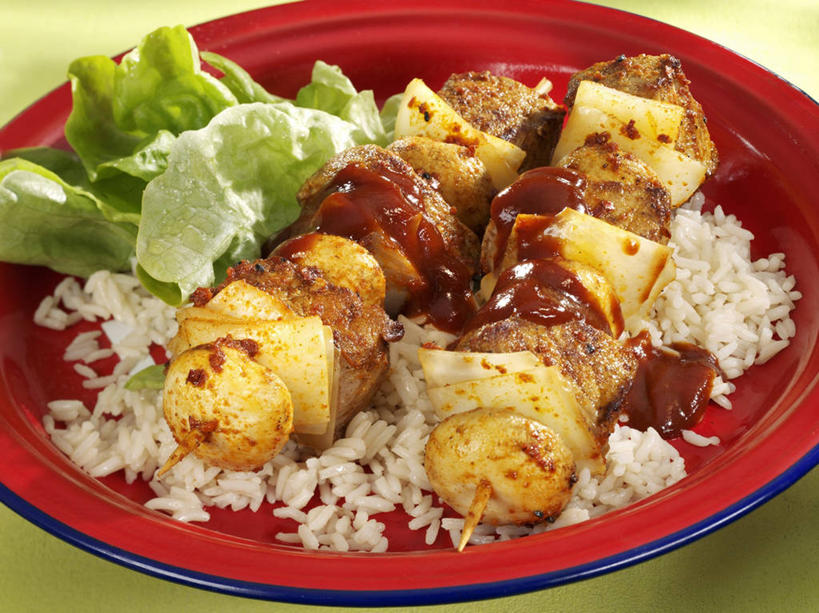 无人,横图,俯视,室内,特写,白天,餐桌,桌子,蔬菜,洋葱,叶子,阴影,新鲜,反射,影子,陶瓷,肉,牛肉,食品,绿叶,陶瓷制品,肉类,食物,一个,红色,容器,碗,嫩叶,有机食品,绿色食品,单个,餐台,储藏,储存,玉葱,肉食,叶,叶片,圆葱,洋葱头,球葱,葱头,彩图,高角度拍摄,贮存