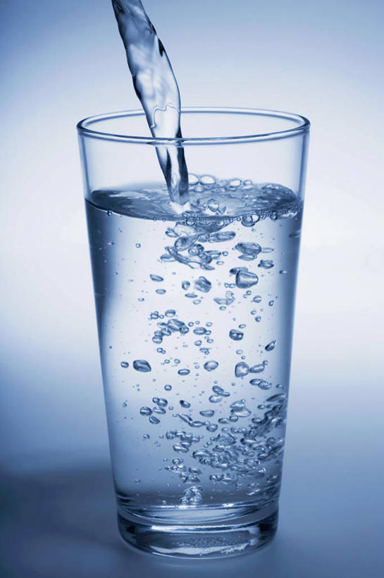 无人,竖图,室内,特写,白天,正面,水,餐桌,桌子,杯子,倒,阴影,飞溅,蓝色背景,溅,反射,液体,影子,水滴,一杯,饮用水,玻璃制品,水珠,一个,水杯,矿泉水,摄影,影棚,单个,餐台,喷洒,蒸馏水,玻璃杯,彩图,影棚拍摄,拍摄