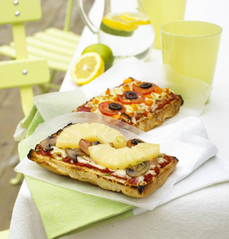 无人,竖图,俯视,室内,特写,白天,烹饪,西餐,餐桌,桌子,菠萝,橄榄,蔬菜,西红柿,杯子,水果,两块,阴影,朦胧,模糊,新鲜,反射,影子,生食,料理,食品,披萨,匹萨,果实,蔬果,菜肴,美食,玻璃制品,食物,水杯,快餐,西式,佳肴,有机食品,绿色食品,餐台,比萨,西式快餐,垃圾食品,意大利薄饼,玻璃杯,青果,凤梨,白榄,番茄,彩图,高角度拍摄