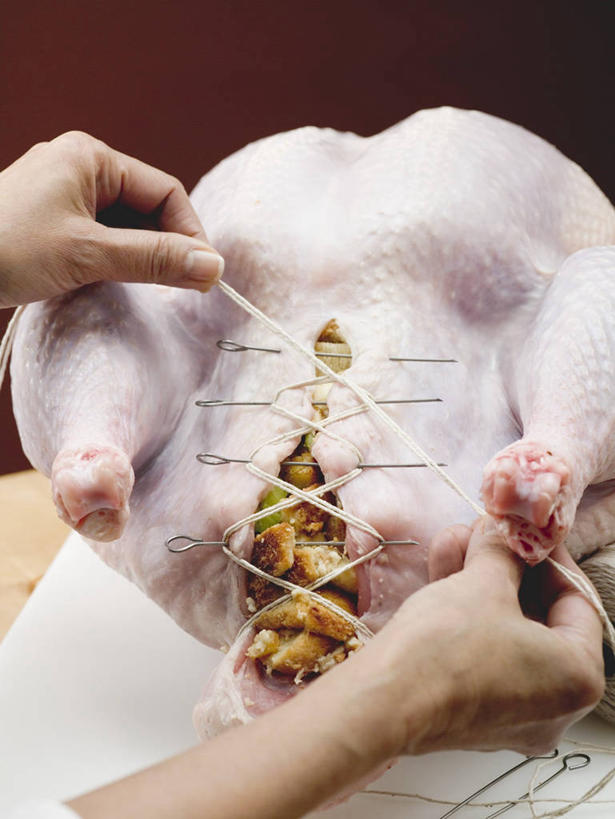 西方人,手,一个人,竖图,俯视,室内,特写,白天,餐桌,桌子,欧洲,欧洲人,双手,仅一个女性,仅一个人,握,阴影,反射,线,影子,鸡肉,肉,火鸡,拿,拿着,针,肉类,仅一个中年女性,手部,握着,餐台,缝纫,缝衣针,针线,肉食,女人,女性,中年女性,白种人,半身,彩图,高角度拍摄