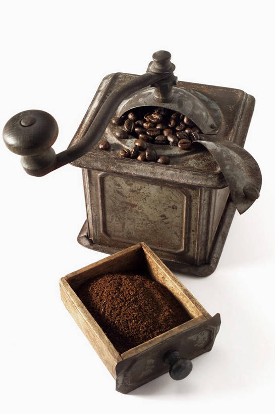 咖啡,无人,竖图,俯视,室内,特写,白天,白色背景,植物,餐桌,桌子,豆,一堆,阴影,堆叠,堆积,反射,电器,粉末,工具,影子,豆类,豆子,设备,咖啡豆,粉,冲泡,摄影,影棚,餐台,堆,一台,咖啡粉,家电,家用电器,咖啡机,磨粉,豆科,咖啡因,粉状,粉剂,彩图,高角度拍摄,影棚拍摄,拍摄,清除,压粉,装粉