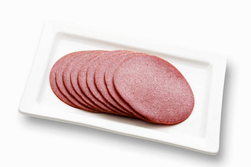 无人,横图,俯视,室内,特写,白天,白色背景,餐桌,桌子,餐具,一排,切开,阴影,整齐,反射,碟子,盘,影子,肉,香肠,腊肠,猪肉,肉类,排列,一个,红色,盘子,碟,切,摄影,影棚,单个,餐台,队列,剖面,肉食,切面,豚肉,彩图,高角度拍摄,影棚拍摄,拍摄