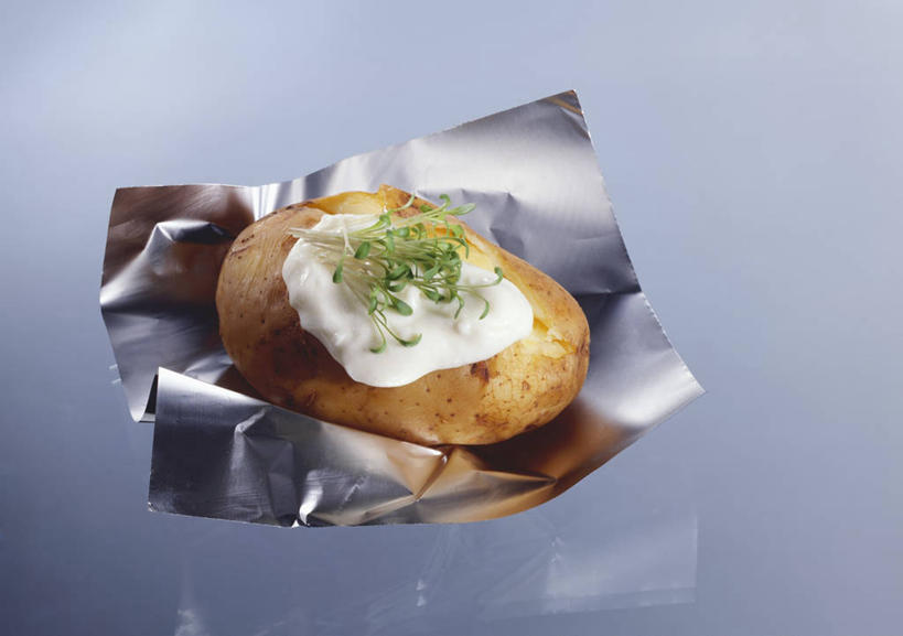 牛奶,无人,横图,俯视,室内,特写,白天,餐桌,桌子,芹菜,蔬菜,土豆,阴影,蓝色背景,新鲜,反射,包装,包装纸,铝箔纸,锡箔纸,影子,纸,食品,纸张,饮品,营养,酸奶,食物,饮料,摄影,有机食品,绿色食品,影棚,餐台,包装材料,乳制品,奶,发酵,锡箔,铝箔,馍馍蛋,根芹菜,根洋芹,球根塘蒿,优格,优酪乳,药芹,洋芋,水芹,山药蛋,马铃薯,旱芹,彩图,高角度拍摄,影棚拍摄,拍摄