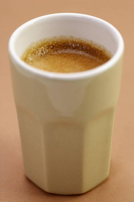 咖啡,无人,竖图,俯视,室内,特写,白天,幸福,餐桌,桌子,杯子,阴影,反射,瓷器,影子,咖啡杯,陶瓷制品,一杯,娱乐,饮料,一个,享受,休闲,温馨,放松,乐趣,摄影,影棚,单个,餐台,提神,舒适,瓷杯,醒脑,软饮料,摩卡咖啡,彩图,高角度拍摄,影棚拍摄,拍摄