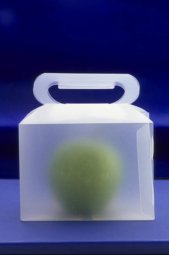 无人,竖图,室内,特写,白天,正面,餐桌,桌子,苹果,水果,阴影,蓝色背景,新鲜,反射,影子,塑料,生食,食品,果实,盒子,食物,一个,容器,塑料制品,摄影,有机食品,绿色食品,影棚,单个,餐台,储藏,储存,彩图,影棚拍摄,拍摄,贮存