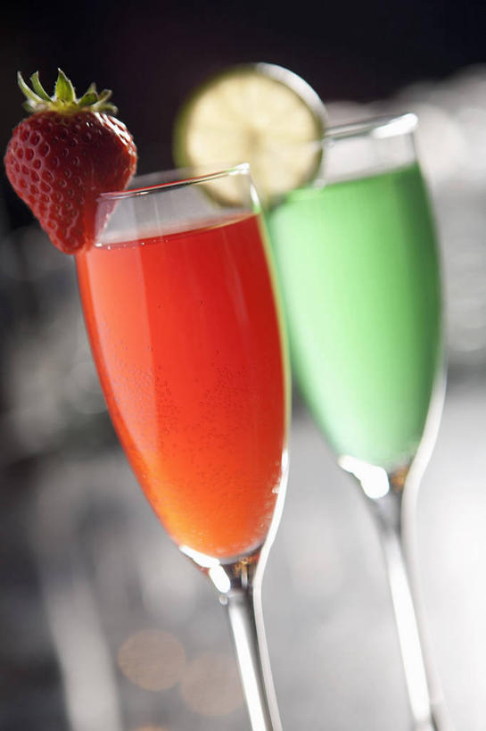 葡萄酒,无人,竖图,室内,特写,白天,正面,奢侈,快乐,餐桌,桌子,草莓,浆果,杯子,水果,阴影,朦胧,模糊,新鲜,反射,高脚杯,影子,生食,食品,果实,两杯,浪漫,玻璃制品,酒,食物,饮料,两个,酒杯,香槟,诱惑,有机食品,绿色食品,餐台,香槟杯,酸橙,气泡酒,起泡酒,汽酒,代代,玻璃杯,洋莓,水果皇后,红莓,地莓,橙子,橙,彩图,高兴,欢笑