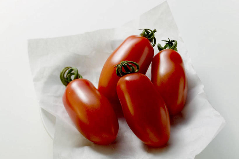 无人,横图,俯视,室内,特写,白天,白色背景,餐桌,桌子,蔬菜,西红柿,小番茄,阴影,新鲜,反射,包装,包装纸,影子,纸,食品,纸张,食物,绿色,四个,摄影,有机食品,绿色食品,影棚,餐台,包装材料,小西红柿,樱桃小番茄,珍珠小番茄,樱桃番茄,圣女果,番茄,彩图,高角度拍摄,影棚拍摄,拍摄