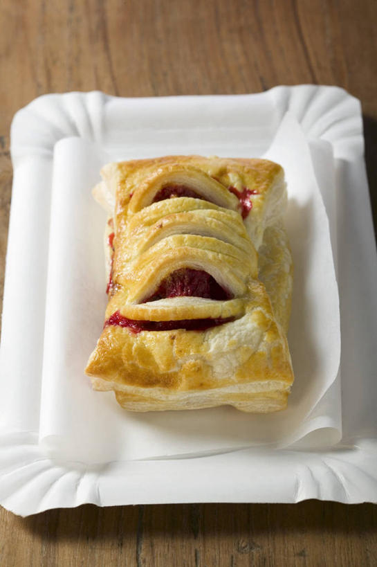 点心,面包,无人,竖图,俯视,室内,特写,白天,餐桌,桌子,餐具,水果,阴影,新鲜,反射,碟子,盘,影子,生食,食品,面点,果实,食物,糕点,一个,盘子,碟,果酱,有机食品,绿色食品,单个,餐台,山莓,树莓,三月泡,四月泡,山抛子,刺葫芦,悬钩子,馒头菠,高脚菠,龙船泡,泡儿刺,果子酱,彩图,高角度拍摄