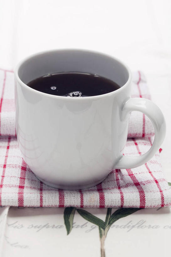 咖啡,无人,竖图,俯视,室内,特写,白天,白色背景,幸福,餐桌,桌子,杯子,阴影,反射,瓷器,影子,咖啡杯,陶瓷制品,一杯,娱乐,饮料,一个,餐巾,享受,休闲,温馨,放松,乐趣,摄影,影棚,单个,餐台,提神,舒适,瓷杯,醒脑,软饮料,保洁方巾,口布,彩图,高角度拍摄,影棚拍摄,拍摄