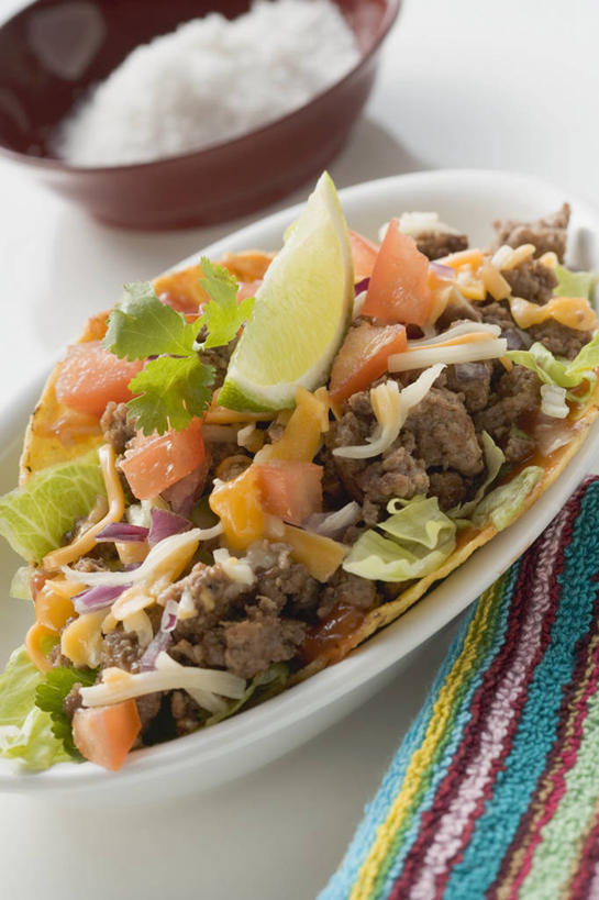 点心,无人,竖图,俯视,室内,特写,白天,餐桌,桌子,柠檬,西红柿,洋葱,椰菜,卷心菜,水果,叶子,切开,阴影,新鲜,装饰,反射,影子,陶瓷,香菜,肉,生食,食品,果实,绿叶,陶瓷制品,文化,饼,小吃,肉类,食物,糕点,两个,容器,碗,甜食,切,嫩叶,甘蓝,有机食品,绿色食品,餐台,储藏,华丽,修饰,点缀,配菜,储存,玉葱,剖面,肉食,切面,玉米饼,胡菜,香荽,原荽,园荽,芫荽,衬托,美观,雅致,雅观,胡荽,莞荽,芫茜,芫蓿,莚葛草,莚荽菜,叶,叶片,益母果,柠果,圆葱,洋葱头,球葱,结球甘蓝,甘兰,番茄,葱头,包心菜,彩图,高角度拍摄,贮存