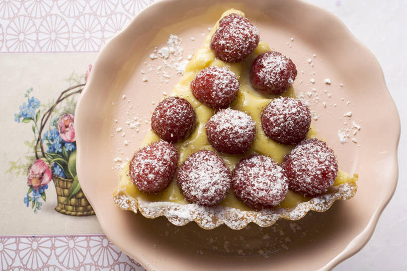 点心,无人,横图,俯视,室内,特写,白天,下午茶,餐桌,桌子,餐具,水果,切开,阴影,新鲜,反射,碟子,粉末,盘,影子,调料,生食,食品,糖,果实,调味品,调味料,蛋挞,食物,糕点,一个,盘子,碟,切,粉,有机食品,绿色食品,单个,餐台,剖面,山莓,树莓,三月泡,四月泡,山抛子,刺葫芦,悬钩子,馒头菠,高脚菠,龙船泡,泡儿刺,糖粉,切面,粉状,粉剂,蛋塔,彩图,高角度拍摄,糖类