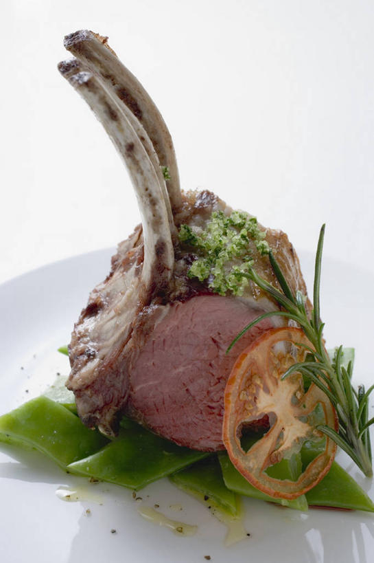 无人,竖图,俯视,室内,特写,白天,白色背景,烹饪,西餐,餐桌,桌子,蔬菜,西红柿,餐具,叶子,一块,切开,阴影,新鲜,装饰,反射,碟子,盘,影子,肉,羊排,料理,食品,绿叶,羊肉,菜肴,美食,肉类,食物,一个,盘子,碟,切,嫩叶,西式,摄影,佳肴,有机食品,绿色食品,影棚,单个,餐台,华丽,修饰,点缀,配菜,剖面,肉食,切面,衬托,美观,雅致,雅观,叶,叶片,番茄,彩图,高角度拍摄,影棚拍摄,拍摄