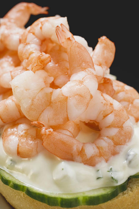 点心,海鲜,面包,无人,竖图,俯视,室内,特写,白天,餐桌,桌子,黄瓜,蔬菜,一堆,阴影,堆叠,堆积,黑色背景,新鲜,反射,影子,调料,酱料,酱汁,虾,佐料,美乃滋,食品,面点,调味品,调味料,水产,酱,大虾,海洋生物,食物,糕点,摄影,有机食品,绿色食品,影棚,对虾,餐台,堆,水生动物,海产品,水生物,海底动物,蛋黄酱,小圆面包,斑节虾,东方对虾,中国对虾,蛋黄沙拉酱,调味油,青瓜,胡瓜,彩图,高角度拍摄,影棚拍摄,拍摄