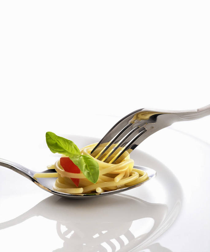 面食,面条,意大利面,无人,竖图,俯视,室内,特写,白天,白色背景,西餐,植物,餐桌,桌子,蔬菜,西红柿,餐具,叶子,阴影,新鲜,反射,叉子,碟子,盘,影子,勺子,调料,酱料,酱汁,面,茄汁,香料,佐料,料理,食品,绿叶,草药,调味品,调味料,番茄酱,酱,中药,食物,三个,盘子,调羹,碟,汤匙,香草,嫩叶,西式,摄影,有机食品,绿色食品,影棚,餐台,罗勒,紫苏,药材,中草药,餐叉,九层塔,圣约瑟夫草,甜罗勒,兰香,中药材,本草,叶,叶片,进餐用具,番茄,彩图,高角度拍摄,影棚拍摄,拍摄