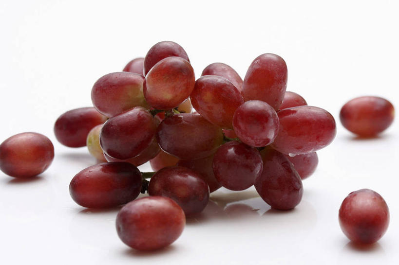 无人,横图,俯视,室内,特写,白天,白色背景,餐桌,桌子,葡萄,水果,一堆,许多,阴影,堆叠,堆积,新鲜,反射,影子,生食,食品,果实,很多,食物,红色,摄影,有机食品,绿色食品,影棚,餐台,堆,山葫芦,蒲桃,草龙珠,彩图,高角度拍摄,影棚拍摄,拍摄