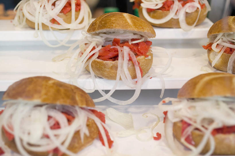 点心,面包,三文鱼,无人,横图,俯视,室内,特写,白天,烹饪,西餐,餐桌,桌子,鲑鱼,蔬菜,洋葱,阴影,新鲜,反射,影子,肉,鱼肉,三明治,料理,食品,面点,菜肴,美食,肉类,食物,糕点,快餐,西式,佳肴,有机食品,绿色食品,餐台,大马哈鱼,玉葱,肉食,西式快餐,小圆面包,三文治,撒蒙鱼,萨门鱼,冰海之皇,鲑,马哈鱼,麻哈鱼,大麻哈鱼,圆葱,洋葱头,球葱,葱头,彩图,高角度拍摄