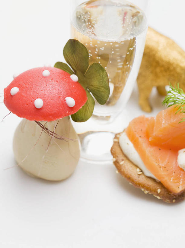 三文鱼,葡萄酒,无人,竖图,俯视,室内,特写,白天,白色背景,奢侈,快乐,餐桌,桌子,鲑鱼,杯子,阴影,反射,高脚杯,影子,肉,鱼肉,食品,糖,糖果,甜点,甜品,软糖,一杯,浪漫,肉类,玻璃制品,酒,食物,饮料,一个,酒杯,甜食,香槟,诱惑,摄影,影棚,单个,餐台,大马哈鱼,肉食,香槟杯,撒蒙鱼,萨门鱼,冰海之皇,鲑,马哈鱼,麻哈鱼,大麻哈鱼,气泡酒,起泡酒,汽酒,玻璃杯,彩图,高角度拍摄,影棚拍摄,高兴,欢笑,拍摄