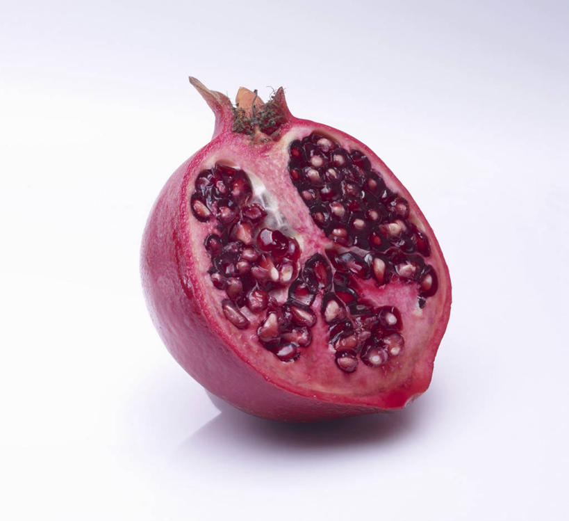无人,横图,俯视,室内,特写,白天,白色背景,餐桌,桌子,石榴,水果,切开,阴影,新鲜,反射,影子,生食,食品,果实,半个,食物,红色,切,一半,摄影,有机食品,绿色食品,影棚,餐台,剖面,切面,涂林,若榴,金罂,金庞,丹若,安石榴,彩图,高角度拍摄,影棚拍摄,拍摄