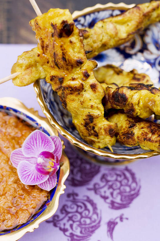 无人,竖图,俯视,室内,特写,白天,烹饪,植物,餐桌,桌子,豆,花生,阴影,盛开,反射,影子,陶瓷,豆类,豆子,调料,鸡肉,酱料,酱汁,肉,佐料,料理,食品,坚果,石斛,陶瓷制品,调味品,调味料,泰式,花蕾,酱,菜肴,美食,肉类,泰国料理,竹签,花,花瓣,花朵,鲜花,食物,两个,一个,蓝色,容器,碗,花苞,花蕊,长生果,佳肴,单个,餐台,储藏,储存,花生仁,肉食,豆科,取食签,石斛兰,落花生,落生,金钗石斛,泰菜,泰国菜,泰式料理,花生米,花生豆,彩图,高角度拍摄,贮存