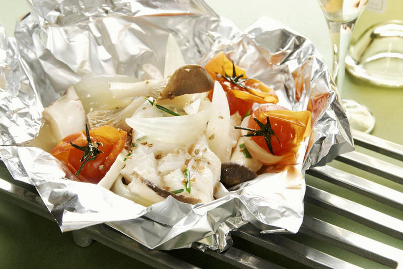 海鲜,无人,横图,俯视,室内,特写,白天,烹饪,烘焙,西餐,餐桌,桌子,比目鱼,蔬菜,西红柿,小番茄,金属制品,阴影,新鲜,反射,金属,鱼,包装,包装纸,铝箔纸,锡箔纸,影子,纸,菌菇,蘑菇,肉,鱼肉,料理,食品,纸张,菌类,水产,菜肴,美食,肉类,海洋生物,架子,食物,红色,食用菌,西式,佳肴,有机食品,绿色食品,餐台,包装材料,水生动物,海产品,水生物,肉食,锡箔,海底动物,铝箔,冷却,冷却架,小西红柿,樱桃小番茄,珍珠小番茄,鲽鱼,樱桃番茄,圣女果,番茄,彩图,高角度拍摄