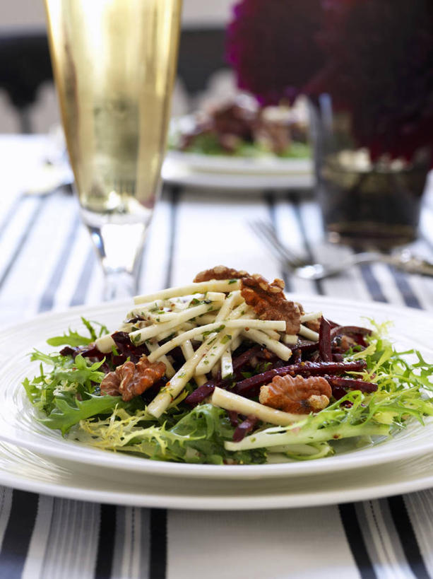 无人,竖图,俯视,室内,特写,白天,餐桌,桌子,苹果,蔬菜,杯子,餐具,一堆,许多,阴影,堆叠,堆积,朦胧,模糊,新鲜,反射,布料,碟子,高脚杯,盘,影子,核桃,生食,蔬菜沙拉,沙拉,食品,坚果,果实,甜菜,布纹,色拉,沙律,玻璃制品,桌布,食物,盘子,餐巾,酒杯,碟,台布,干果,有机食品,绿色食品,餐台,色拉酱,堆,千岛酱,香槟杯,胡桃,羌桃,菾菜,玻璃杯,彩图,高角度拍摄