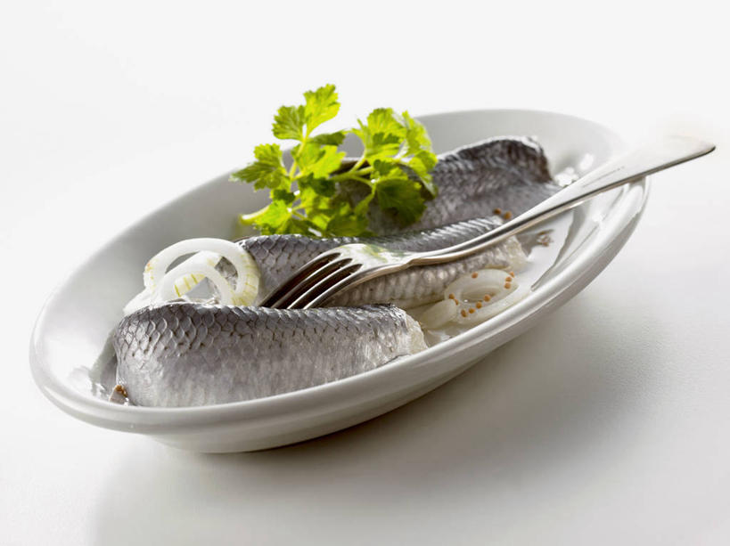 海鲜,无人,横图,俯视,室内,特写,白天,白色背景,烹饪,西餐,餐桌,桌子,蔬菜,餐具,一把,阴影,新鲜,反射,叉子,影子,陶瓷,肉,鱼肉,料理,食品,陶瓷制品,水产,菜肴,美食,肉类,海洋生物,食物,一个,白色,容器,碗,西式,摄影,佳肴,有机食品,绿色食品,影棚,单个,餐台,储藏,鲱鱼,储存,水生动物,海产品,水生物,肉食,海底动物,餐叉,进餐用具,彩图,高角度拍摄,影棚拍摄,拍摄,贮存