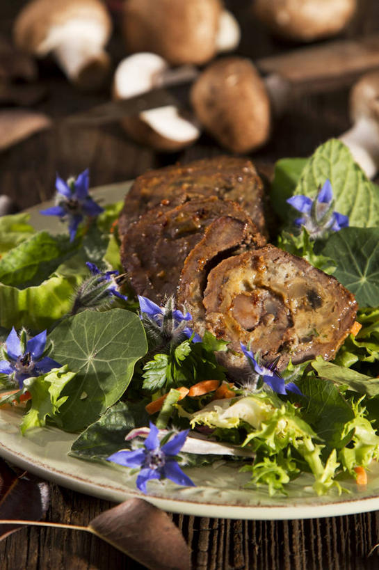 无人,竖图,俯视,室内,特写,白天,植物,餐桌,桌子,蔬菜,餐具,一堆,许多,阴影,堆叠,堆积,朦胧,模糊,新鲜,反射,木制,碟子,盘,影子,菌菇,蘑菇,生菜,莴苣,肉,生食,蔬菜沙拉,沙拉,食品,草药,药草,菌类,色拉,沙律,肉类,中药,食物,盘子,木制品,碟,食用菌,有机食品,绿色食品,餐台,色拉酱,堆,千岛酱,药材,中草药,肉食,琉璃苣,中药材,本草,春菜,鹅仔菜,莴仔菜,千金菜,叶用莴苣,茈草,鸦衔草,紫草,紫丹,彩图,高角度拍摄