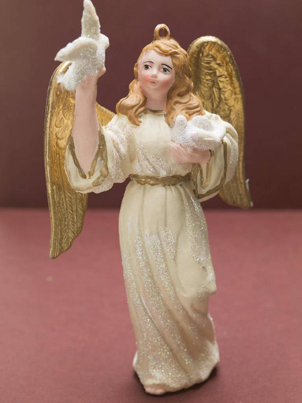 西方人,一个人,无人,站,举,笑,微笑,竖图,室内,特写,白天,正面,裙子,静物,雕塑,欧洲,欧洲人,仅一个年轻女性,仅一个女性,仅一个人,天使,阴影,粉色背景,连衣裙,艺术,装饰,反射,翅膀,雕刻,雕像,影子,注视,工艺品,观察,看,托,站着,摄影,影棚,观看,纪念,美术,察看,神圣,关注,主题,善良,陈列,信徒,功能,美学,使者,圣洁,年轻女性,女人,女性,白种人,举起,举手,举着,向上举,向上伸,向上托,站立,彩图,全身,影棚拍摄,拍摄