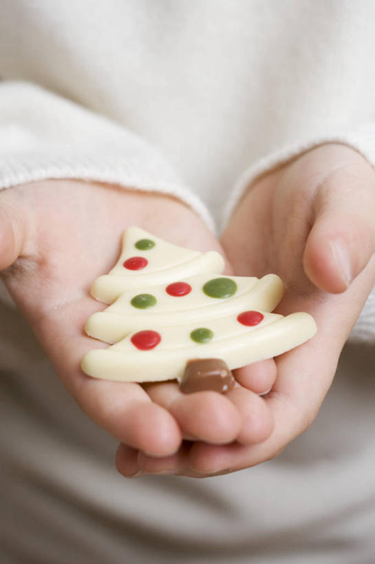 点心,西方人,手,一个人,捧,竖图,俯视,室内,特写,白天,纯洁,植物,欧洲,圣诞节,欧洲人,双手,仅一个年轻女性,仅一个女性,仅一个人,阴影,服装,节日,朦胧,模糊,庆祝,反射,影子,食品,圣诞树,曲奇,休闲装,文化,树,树木,食物,一个,衣服,绿色,白色,自然,饼干,零食,庆典,休闲,手部,休闲服,可爱,童年,童趣,服饰,生长,单个,成长,纪念,曲奇饼,童真,曲奇饼干,烂漫,无邪,天真,年轻女性,女人,女性,白种人,端,端着,捧着,手捧,半身,彩图,高角度拍摄